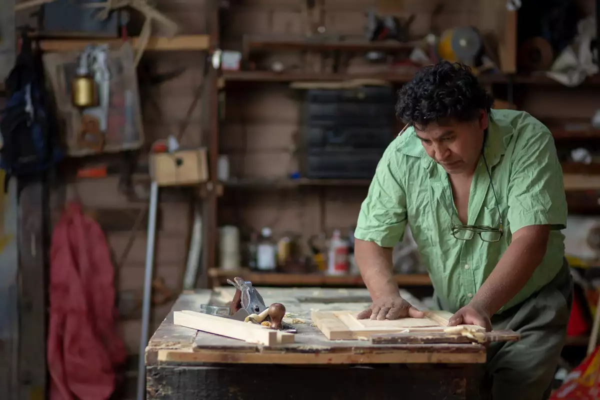 (Carpintero trabajando en su taller)