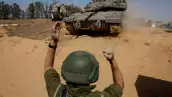 Un soldado israelí dirige un tanque, en medio del conflicto en curso entre Israel y el grupo islamista palestino Hamas, cerca de la frontera entre Israel y Gaza, en el sur de Israel, el 5 de mayo de 2024.