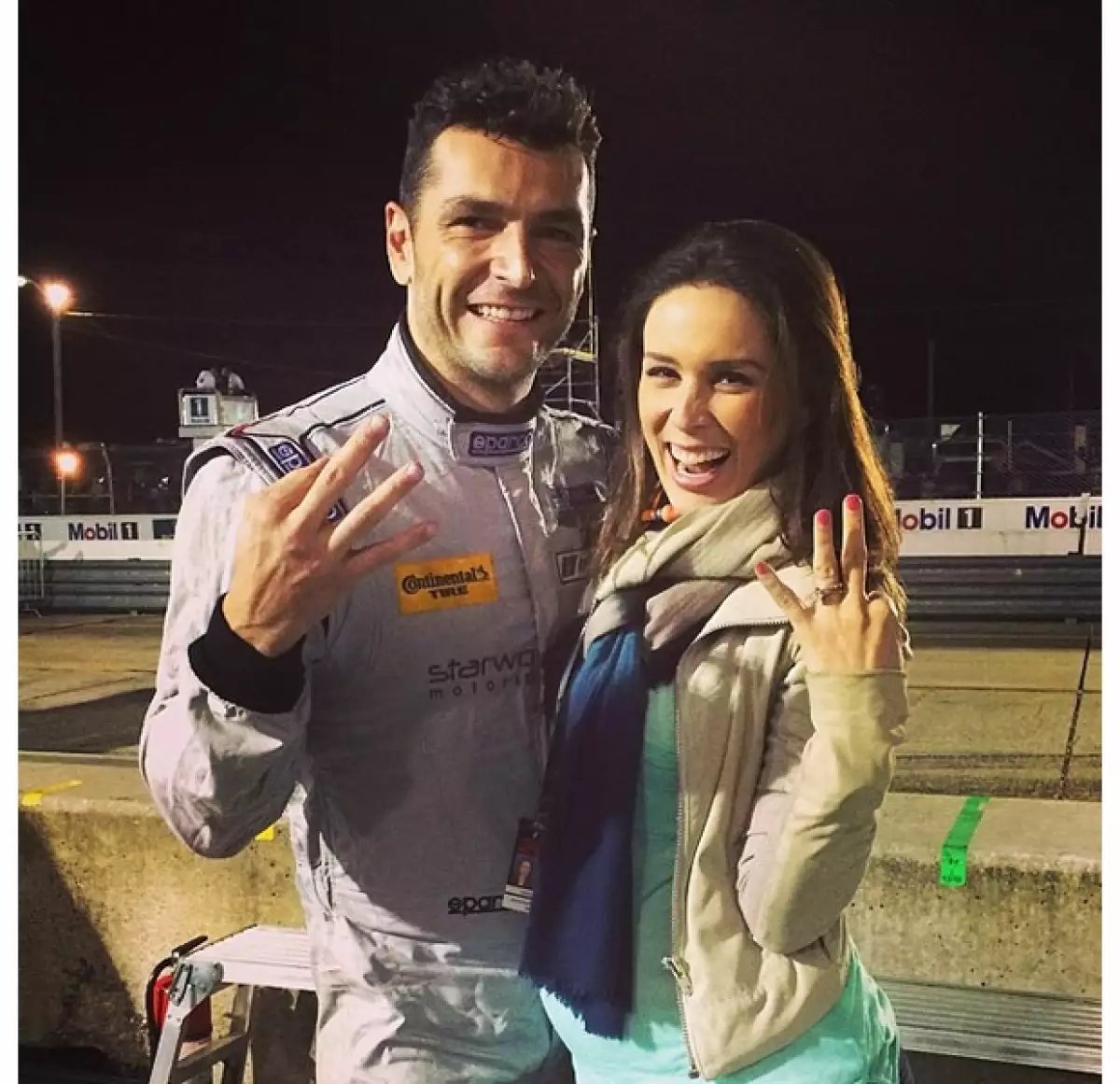 Con algunos meses de embarazo, la tapatía no dejó de asistir a la importante competencia de su esposo en "Sebring 12 horas" en Estados Unidos. El piloto se llevó el tercer lugar de la carrera.
