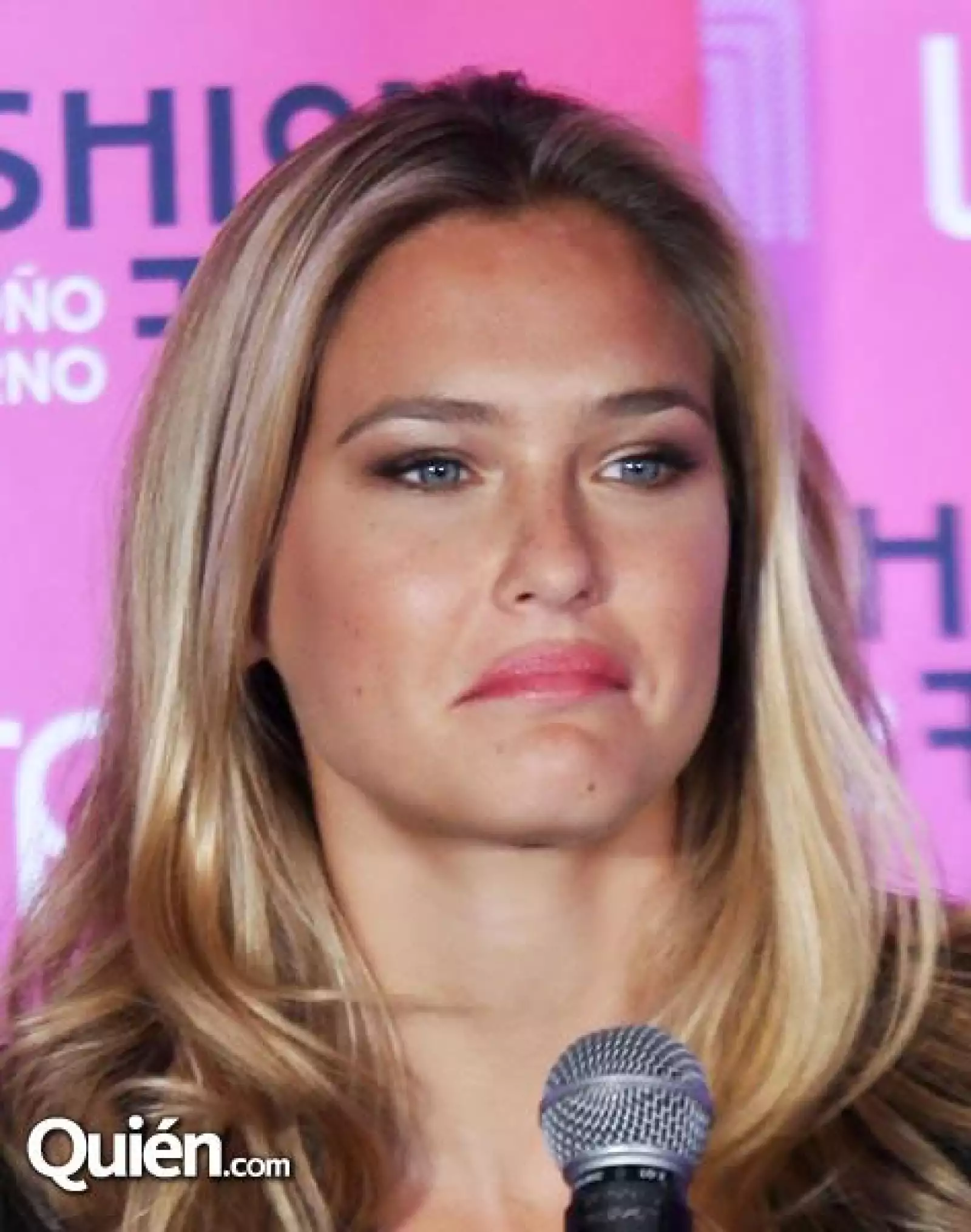 Bar Refaeli Caras y Gestos 1