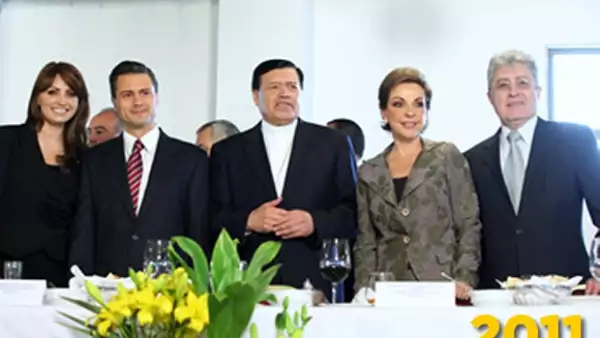 Los Fox estuvieron entre los invitados a la fiesta por los 80 años del Arzobispo, sin embargo la esposa de Vicente se puso el mismo traje que el año pasado.