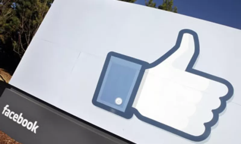 Facebook  consigue la mayor parte de sus ingresos de las ventas de publicidad. (Foto: AP)