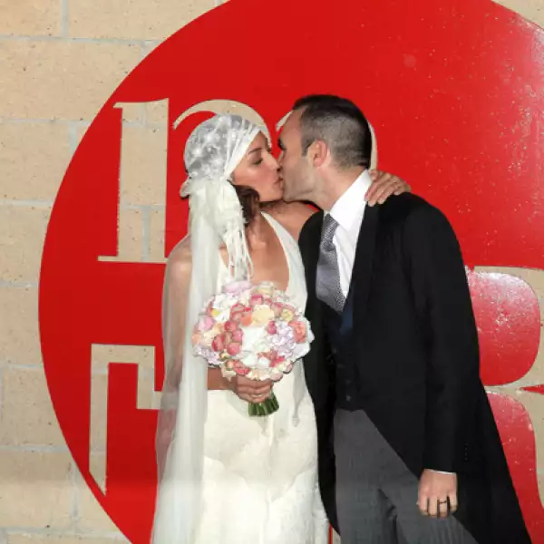 Claro, el beso es indispensable cuando se posa para la prensa.