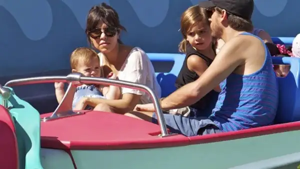 La socialité, su pareja Scott Disick y sus pequeños Mason y Penelope disfrutaron de una tarde en familia en el popular parque de diversiones.
