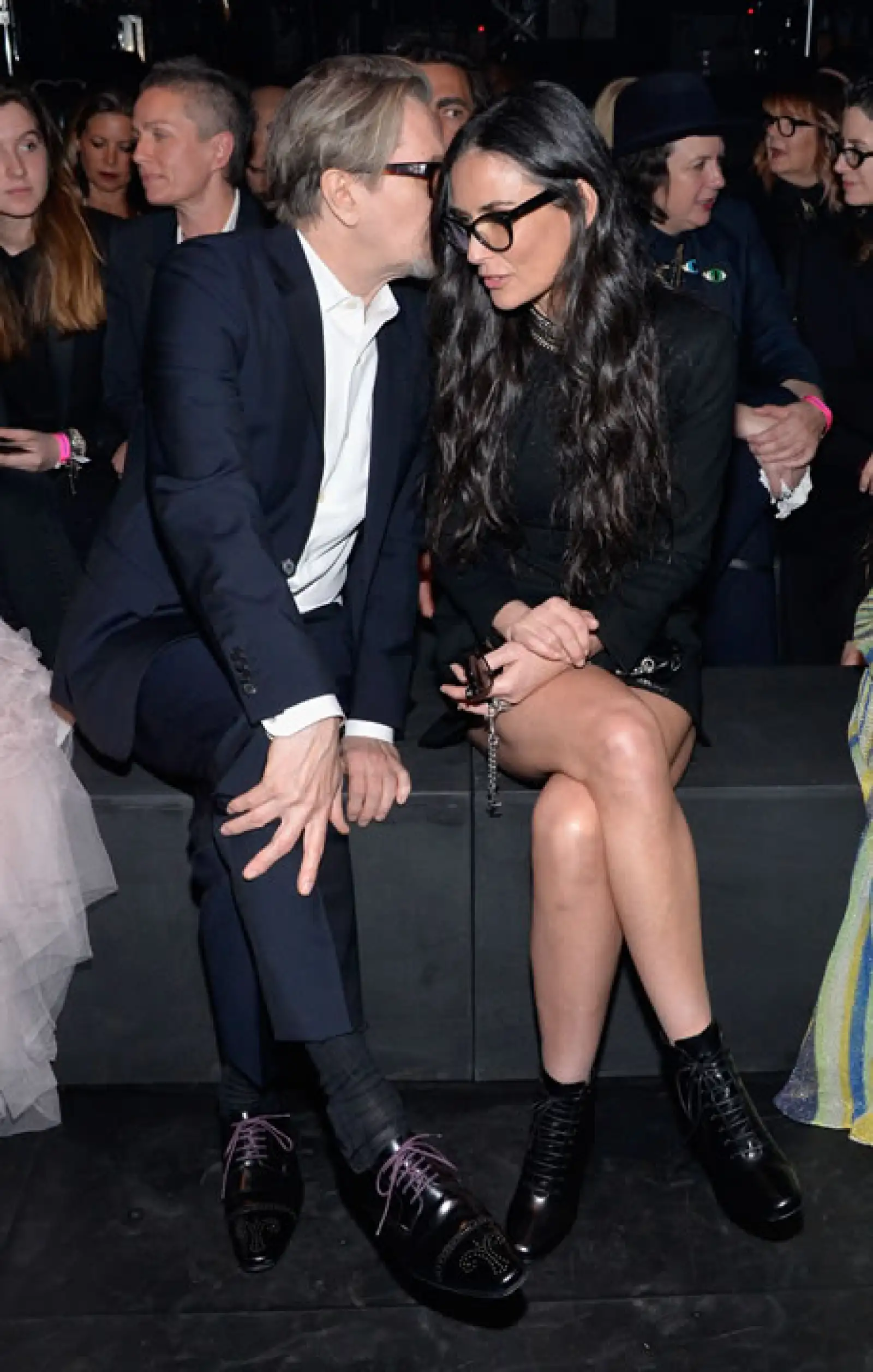 Gary Oldman y Demi Moore también en front row.