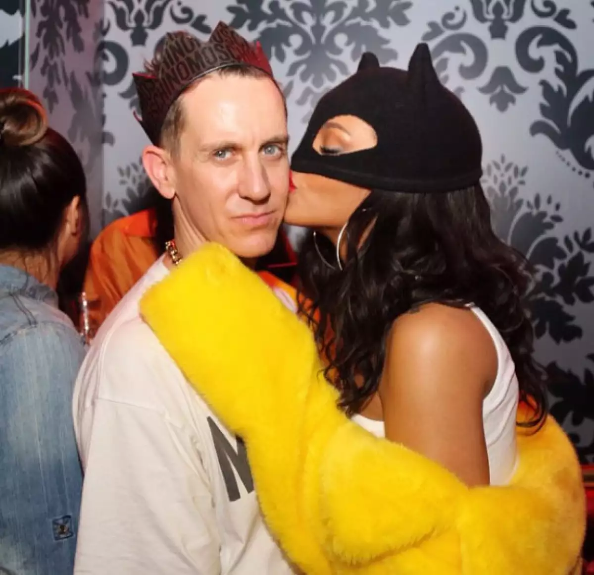 Riri no perdió la oprtunidad para besar al diseñador.