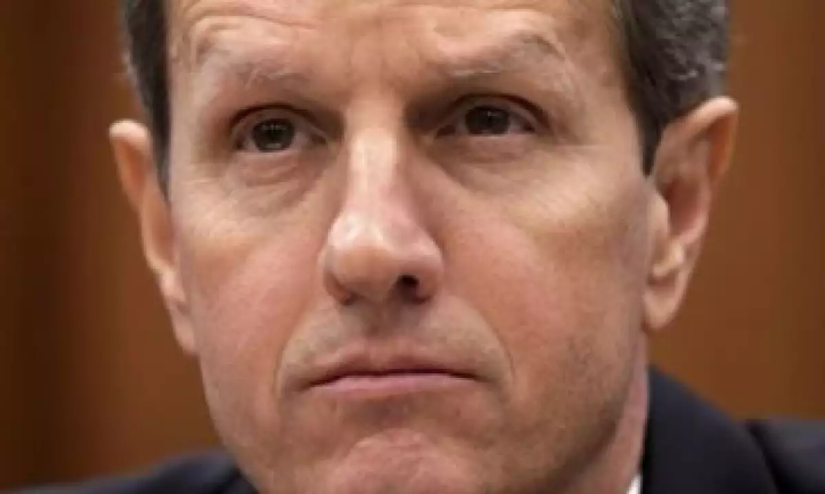 Geithner dijo al ex presidente Bill Clinton que se queda al frente del Tesoro. (Foto: Reuters)