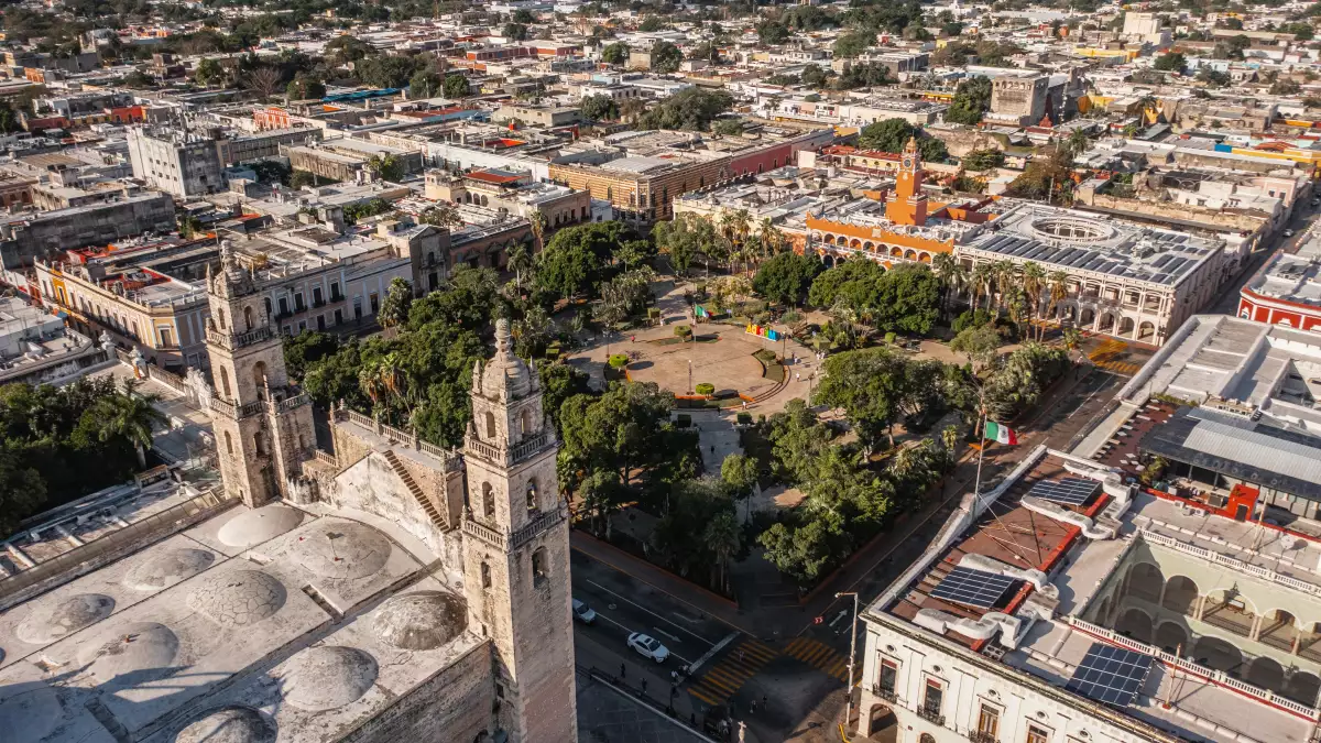 Fotografía panorámica de la plaza grande en Mérida