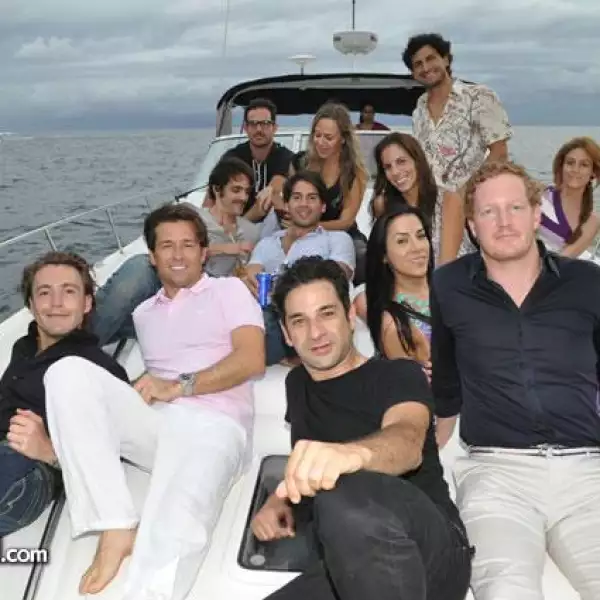 Grupo con La Quebrada de fondo