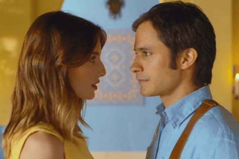 El actor mexicano es el protagonista de un idilio amoroso junto a la actriz de “3 metros sobre el cielo” para el nuevo video que Calle 13 estrenó este martes.