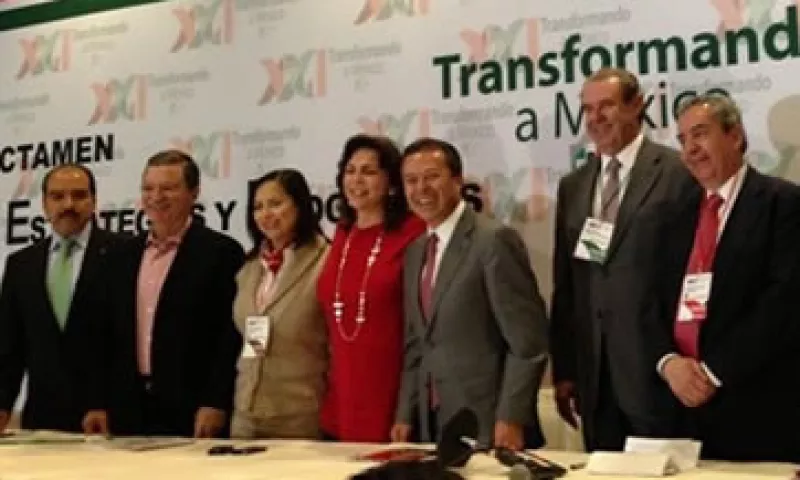 El dirigente del partido, César Camacho Quiroz (centro) dijo que está listo el dictamen para su aprobación este domingo. (Foto: Tomada de twitter.com/AsambleaPRI21)