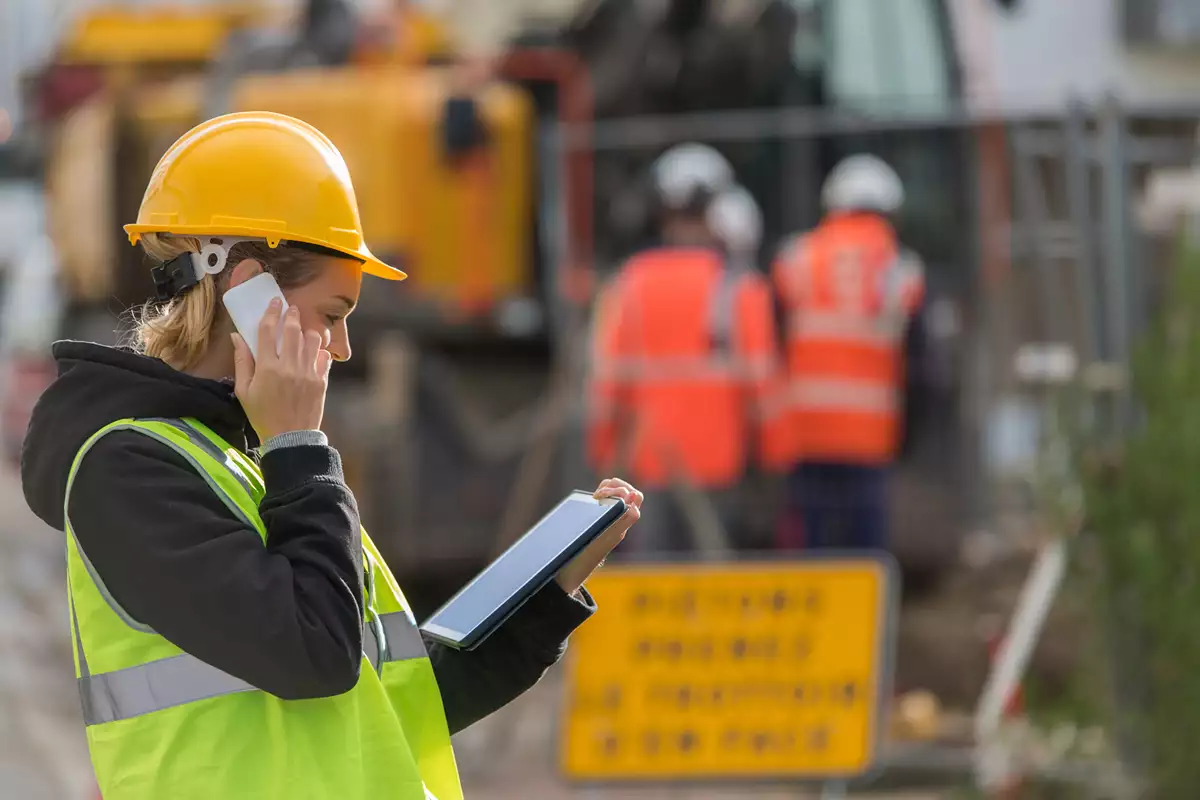 Mujer en la construcción