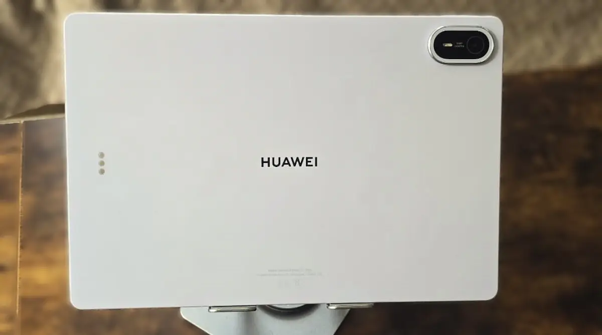 Fotografía del reverso de la Huawei MatePad Air.