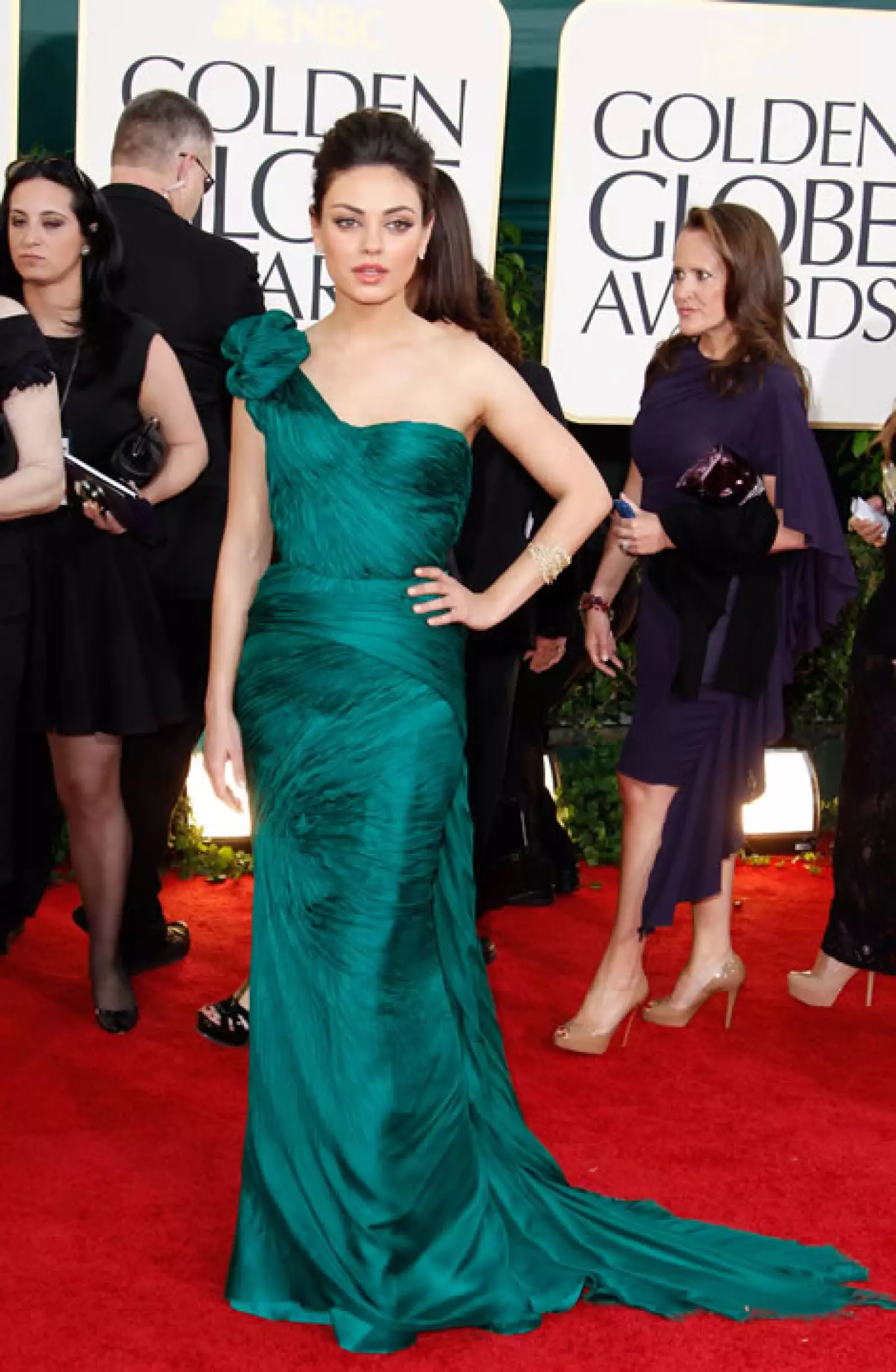 Hizo lucir espectacular a Mila Kunis en la alfombra roja de los Golden Globes Awards del 2012.