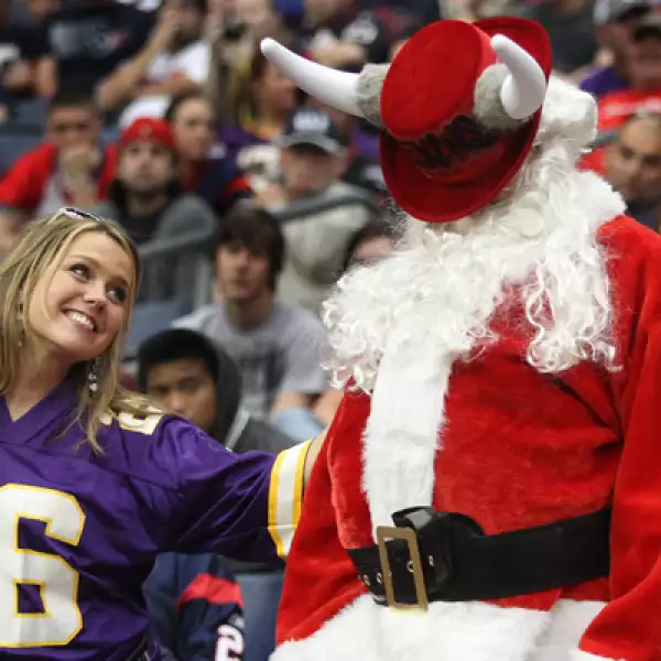 Un fanático de los Texanos de Houston se vistió de Santa Clos para asistir al juego contra los Vikingos de Minnesota en los Estados Unidos.