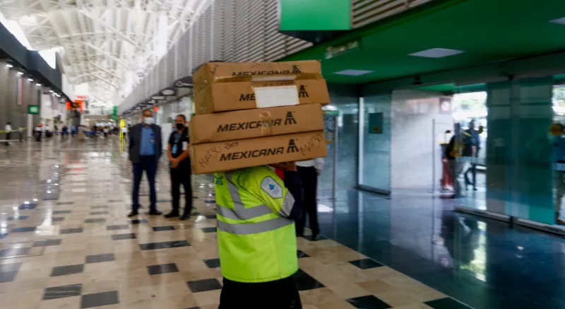 (Elementos de la Marina desalojaron el campamento de trabajadores de Mexicana en la Terminal 1 del Aeropuerto Internacional de la Ciudad de México)