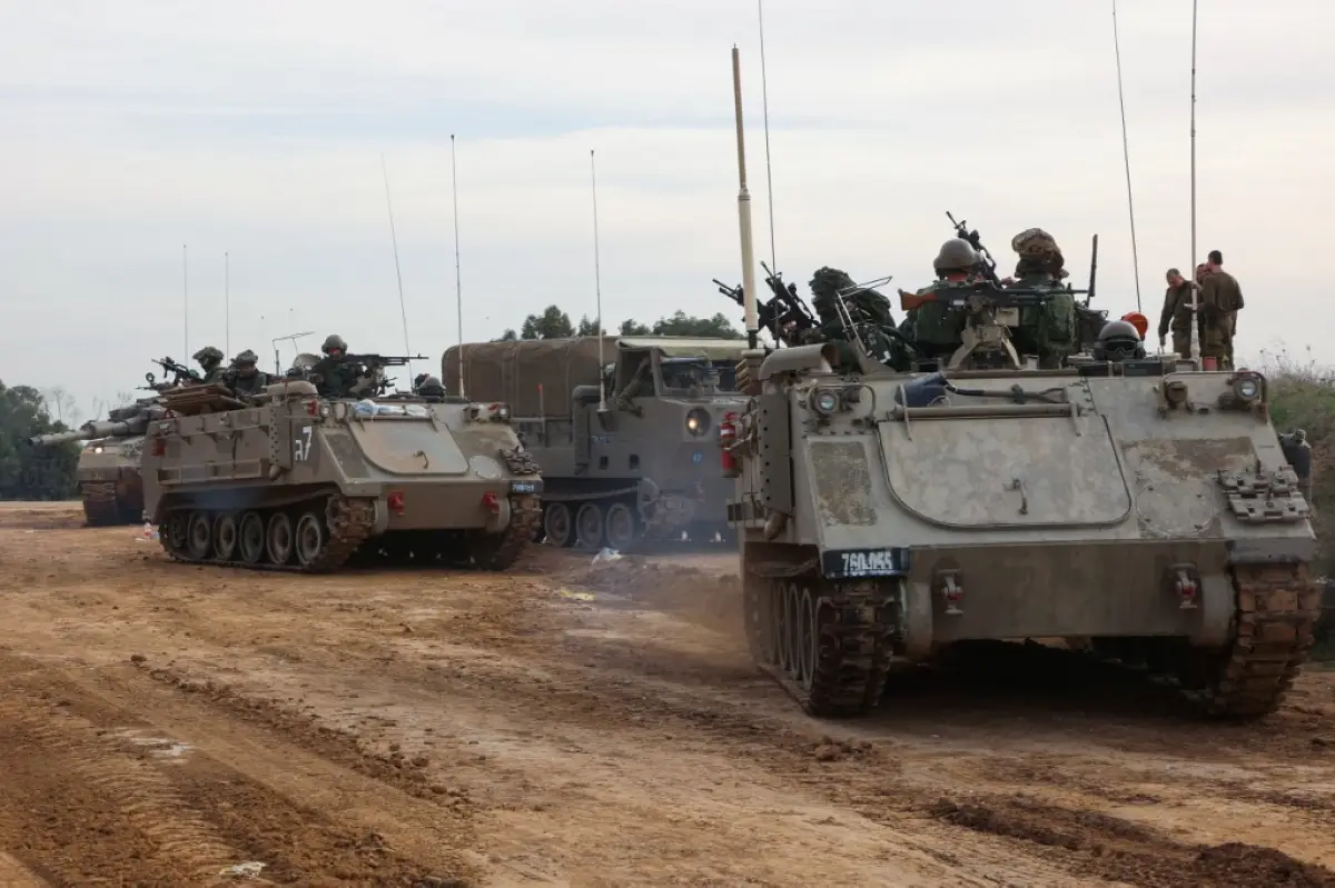 Las tropas israelíes preparan armas y vehículos militares junto a la valla fronteriza antes de entrar en la Franja de Gaza el 10 de diciembre de 2023, en medio de batallas en curso con el grupo palestino Hamas.