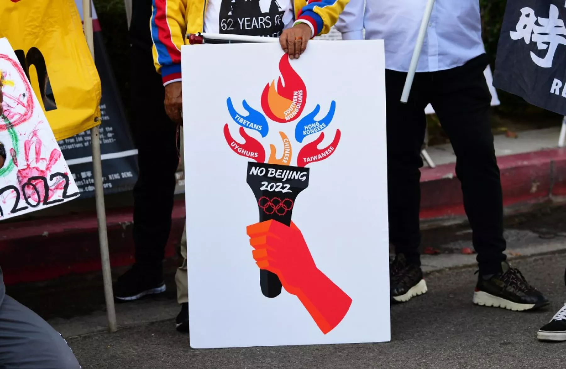 Activistas fuera del consulado de China en Los Ángeles llaman a un boicot a los Juegos Olímpicos de Invierno Beijing 2022. 