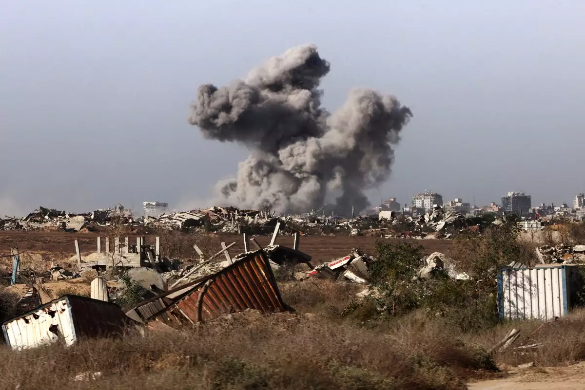 Esta foto tomada durante una gira mediática organizada por el ejército israelí el 3 de octubre de 2025, muestra una columna de humo que se eleva sobre la ciudad de Gaza durante un ataque israelí. El ejército israelí dijo el 4 de octubre que continuaba su ofensiva en la ciudad de Gaza y advirtió a los residentes que no regresaran a la zona, incluso después de que el presidente estadounidense Donald Trump instara a Israel a detener su asalto al territorio.