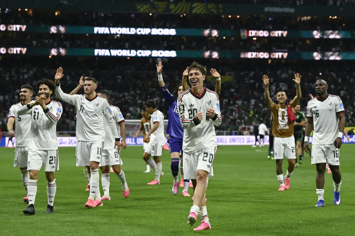 México golea 3-0 a República Checa y mantiene racha perfecta en el Mundial