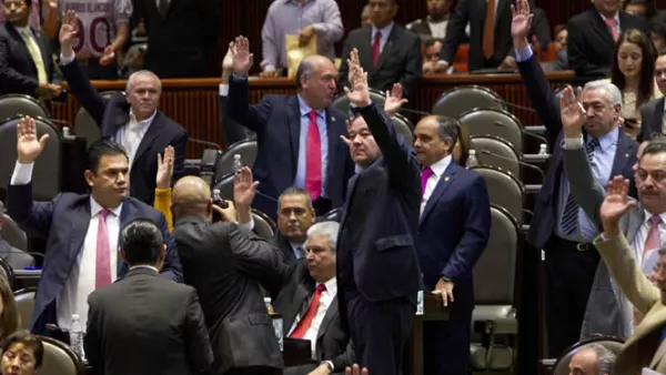 La ley de Hidrocarburos fue aprobada en lo general por 330 votos a favor y 129 en contra. Los diputados de izquierda entonaron el himno nacional y consignas contra la reforma energética, mientras que sus pares del PRI y PAN contestaban con el grito ‘Méxic