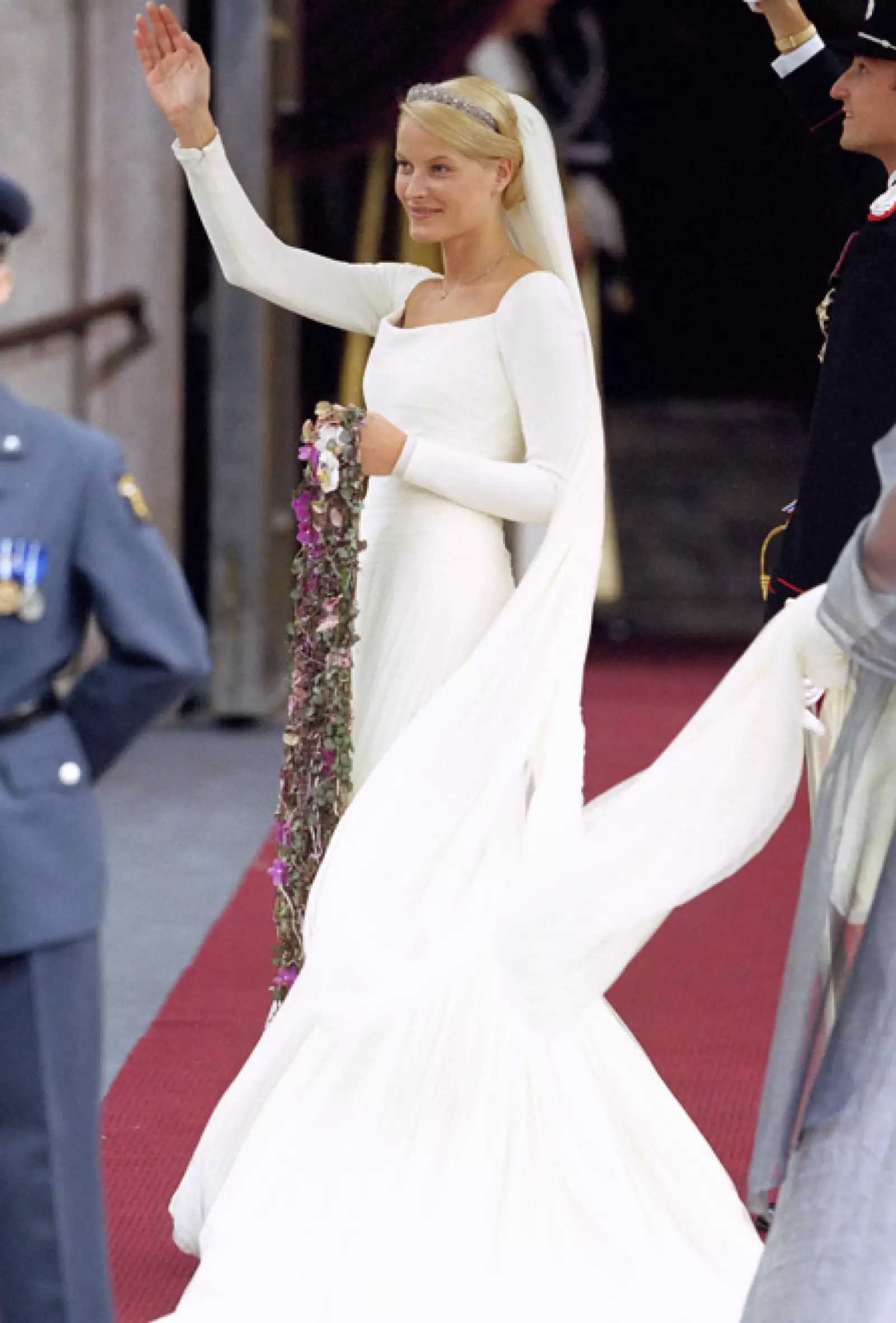 En su boda con Haakon, el 25 de agosto 2001, lució un vestido inspirado en el que usó la Reina Maud y  confeccionado por el modisto noruego Ove Harder Finseth.