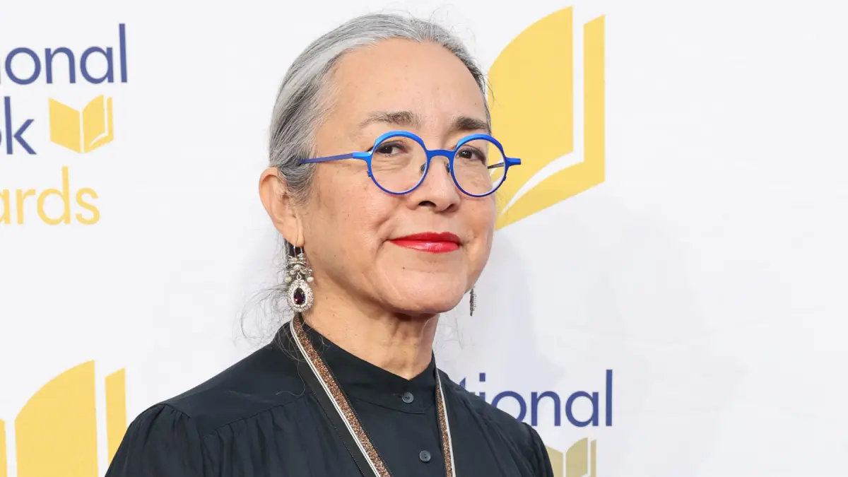 Foto de la cara de la escritora cristina rivera garza con lentes redondos, cabello recogido y aretes de plata.