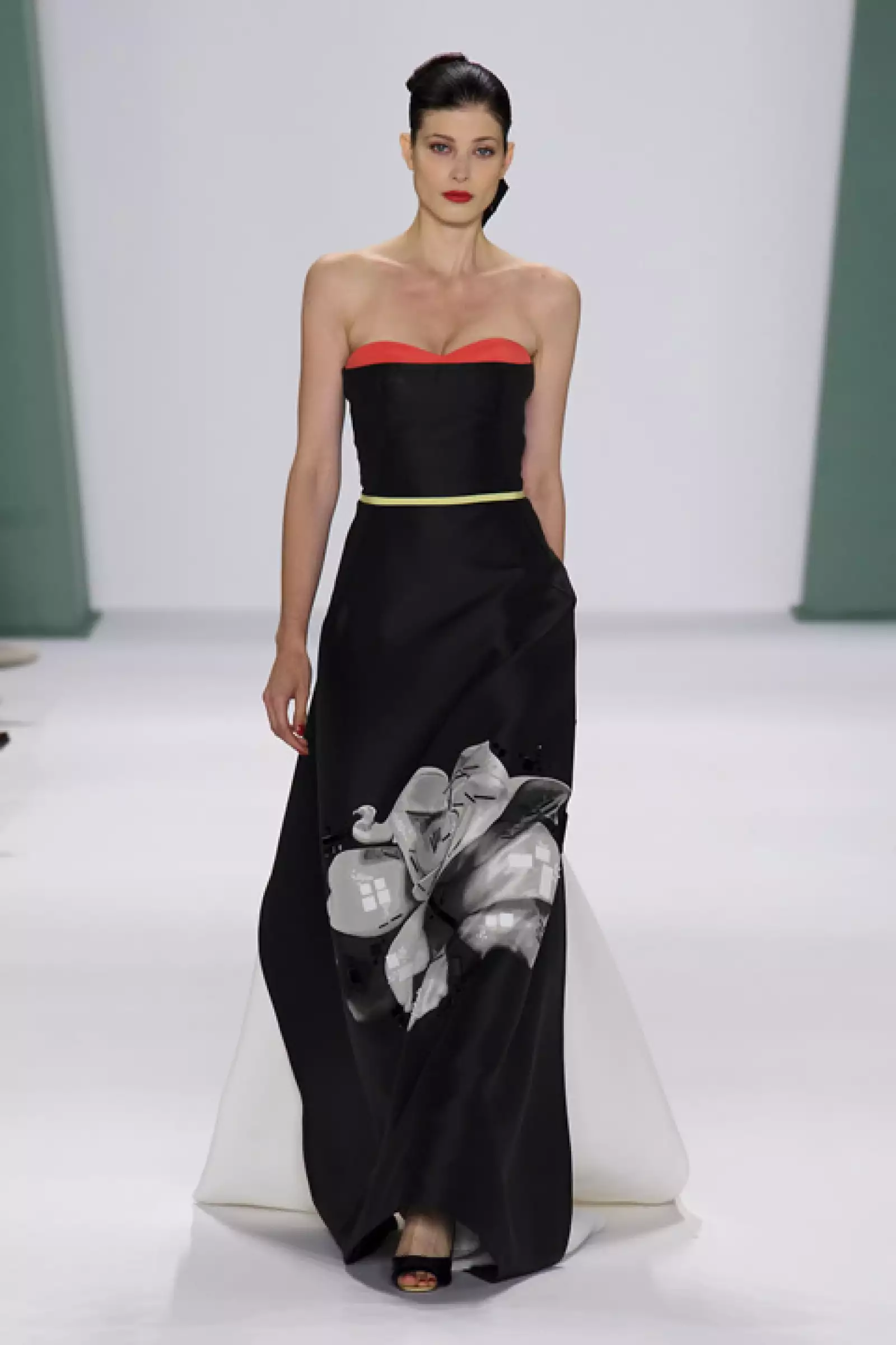 Por su blanquísimo tono de piel, nos encantaría ver a Reese en este vestido negro de Carolina Herrera: elegante, glamourosa y espectacular.