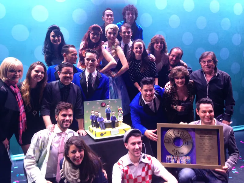 El musical protagonizado por Hiromi y Mario Sepúlveda celebró este martes un año de éxito. Julissa, Benny Ibarra y Rocío Banquells fungieron como padrinos.