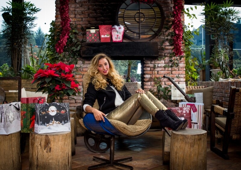 Sofía Sisniega frente a la chimenea del restaurante Central Central. Maquillaje por Bobbi Brown Cosmetics. Peinado por Berenice Malpika para Revlon Professional. Esmalte por Jessica Nails. Styling por Raúl Álvarez. Suéter y Pantalón - Guess; Chamarra - Benetton.