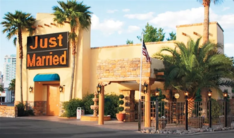 Conoce cómo fue que las vidas de estas dos personalidades se unieron y llevaron al punto máximo su amor, el cual hoy ha llegado a su fin.