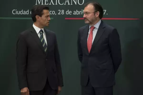 CIUDAD DE MÉXICO, 28ABRIL2017.- Enrique Peña nieto, presidente de la República, y Luis Videgaray, secretario de Relaciones Exteriores, durante la ceremonia de Reconocimiento al Servicio Exterior Mexicano.
FOTO: TERCERO DÍAZ /CUARTOSCURO.COM
