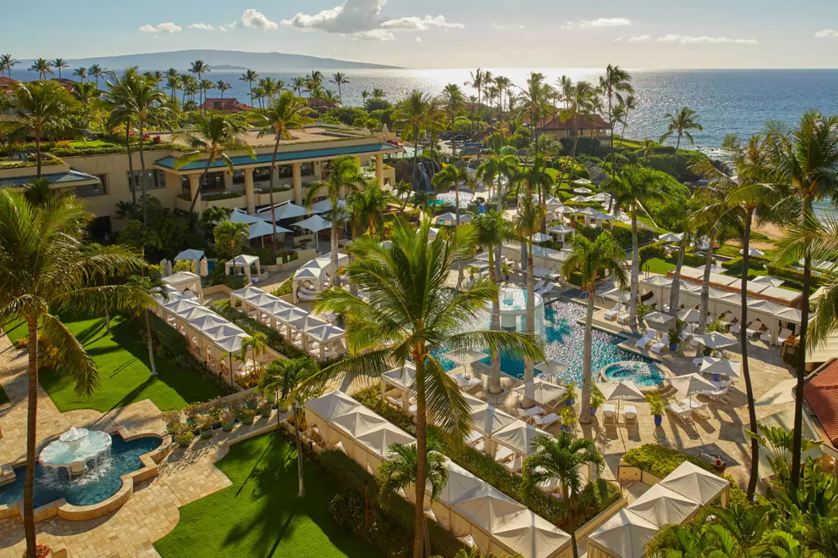 Foto del área de alberca del hotel Four Seasons en Hawai donde se filmó la primera temporada de White Lotus