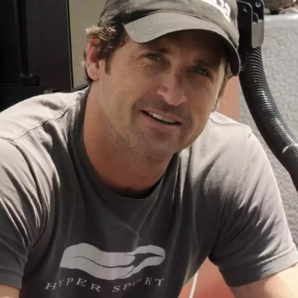 A diferencia de muchos actores, Patrick Dempsey siempre se muestra sonriente ante las cámaras de los fotógrafos, aquí posó cuando lo encontraron en una gasolinera de Brentwood, California mientras llevaba a lavar su Porsche.