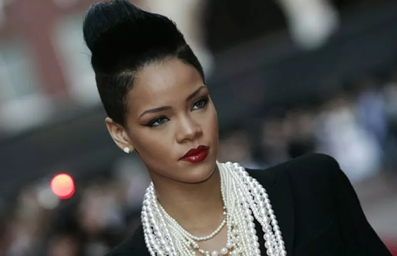 La cantante robó cámara en la premiere de Inglorious Basterds en Inglaterra con un nuevo look de estilo ochentero.