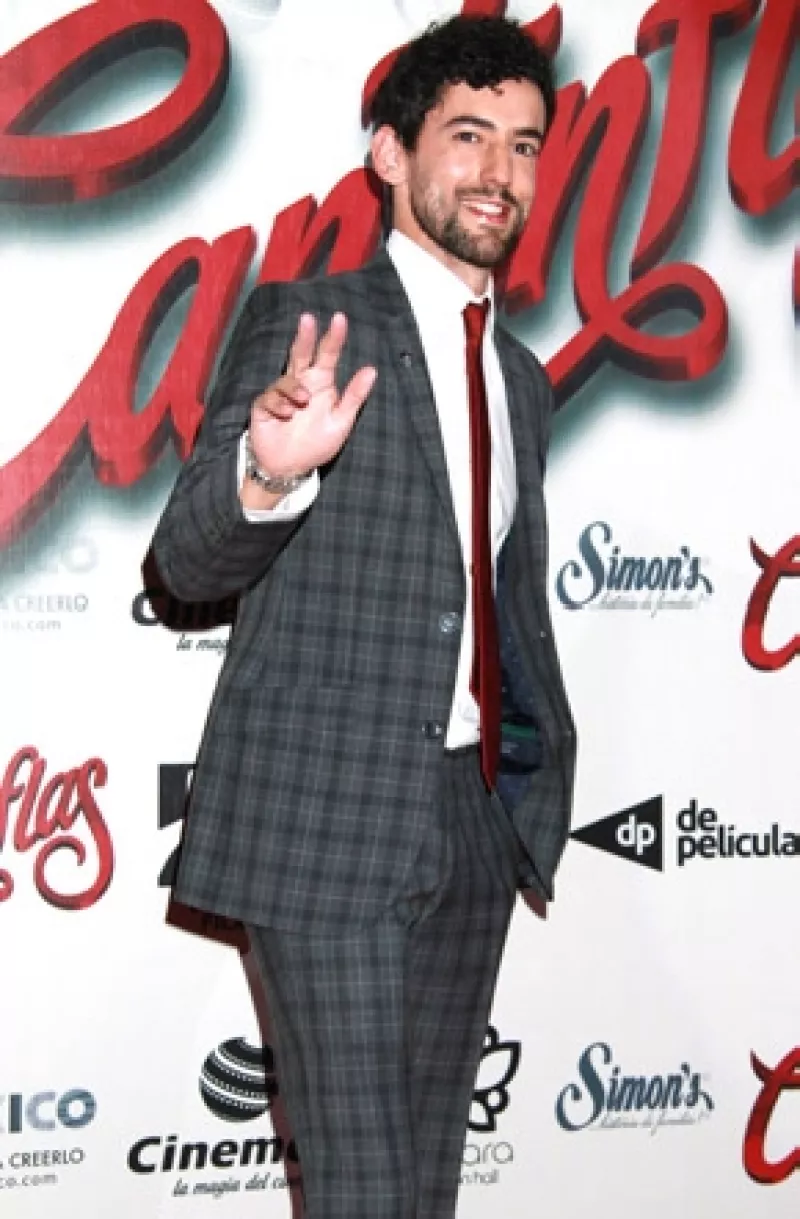 Ayer a su llegada a la premiere de 'Cantinflas', el actor dio por primera vez su punto de vista respecto a lo que Martha Debayle publicó en la revista 'Moi' sobre sus relaciones amorosas.