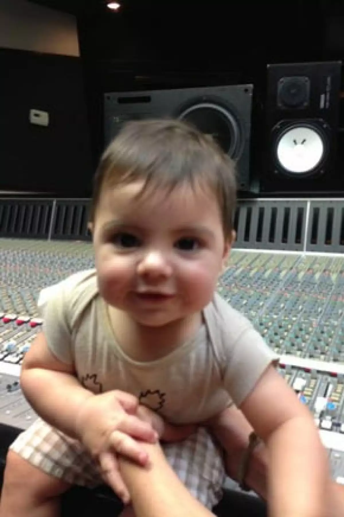 El pequeño sonriendo en el estudio de grabación.