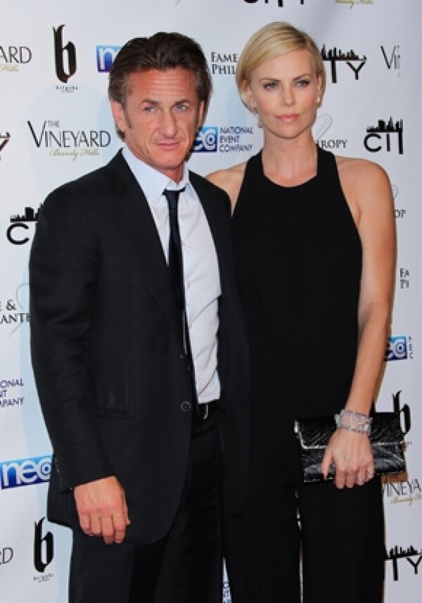 Charlize acudió a una fiesta acompañada por su novio Sean Penn.