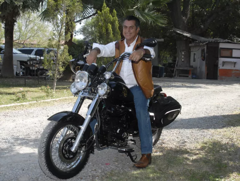 Jaime Rodríguez Calderón, gobernador del estado de Nuevo León, estrena un nuevo medio de transporte, se trata de un moderno modelo Italika personalizado.