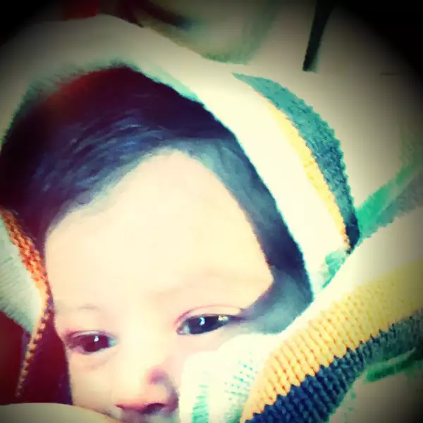 `Alguien me tiene perdida de amor. #BabyElah´, escribió Claudia al pie de esta tierna imagen de su bebé a nueve días de nacida.