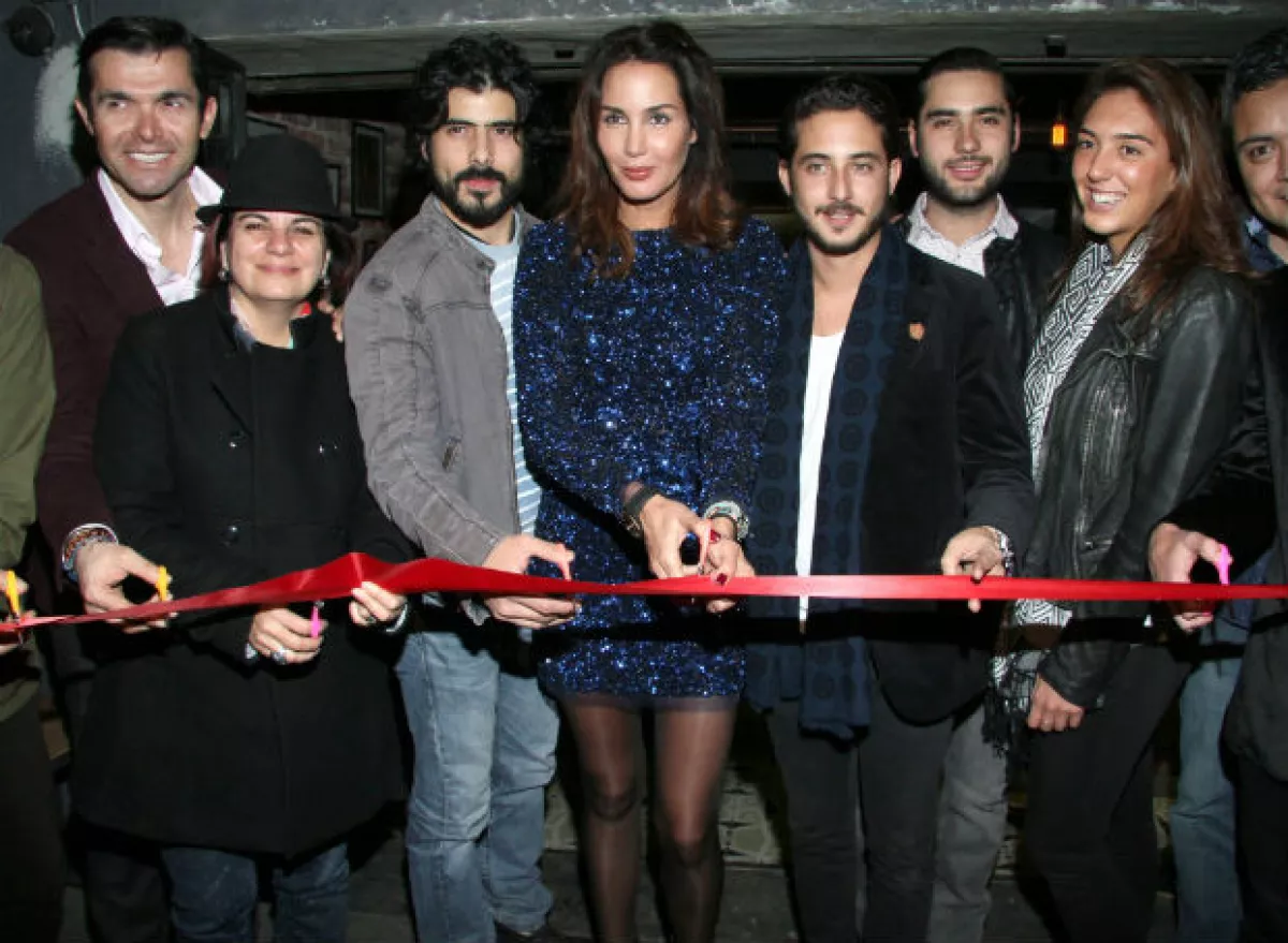 Lorenzo Ruiz, Delia González, José Ángel Bichir, Martha Cristiana y Beto Ventosa en el corte de listón.