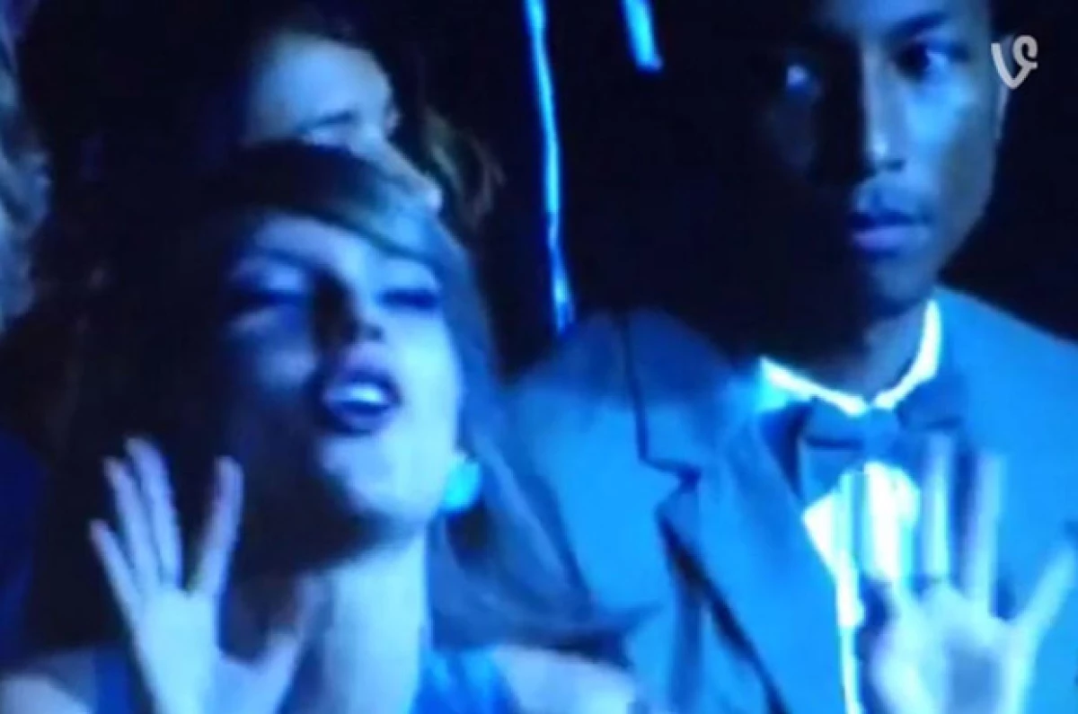 Un video de Vine en el que el cantante veía con cara de pocos amigos a la rubia mientras bailaba, durante la entrega de los Grammy, se ha vuelto viral en redes sociales.