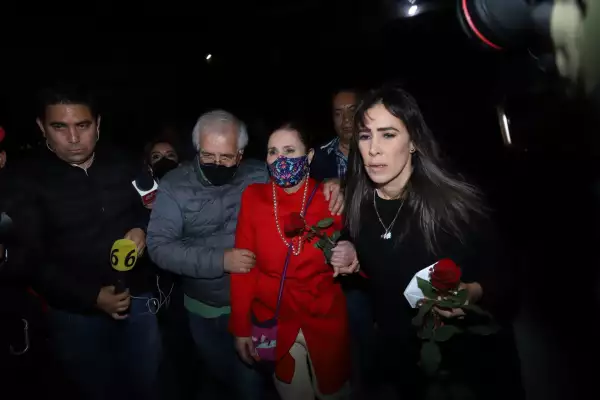 familia-rosario-robles-salida-carcel