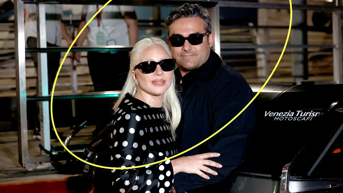 Lady Gaga muestra su gigantesco anillo de compromiso en Venecia