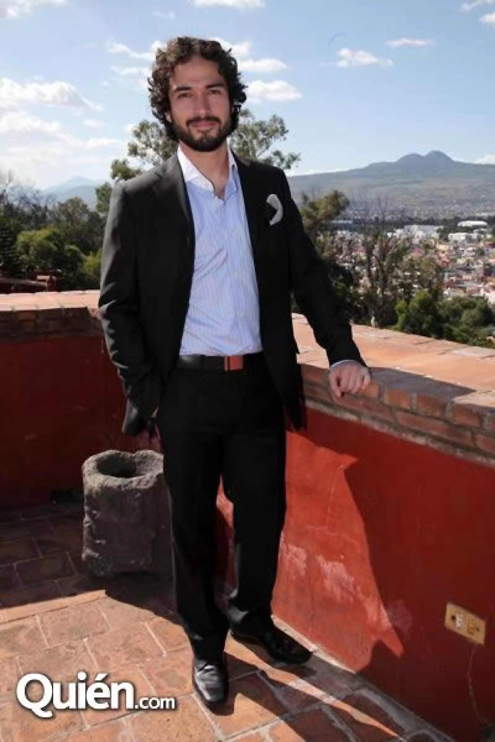 Poncho Herrera con traje y camisa Ferragamo y corbata Pal Zilieri.