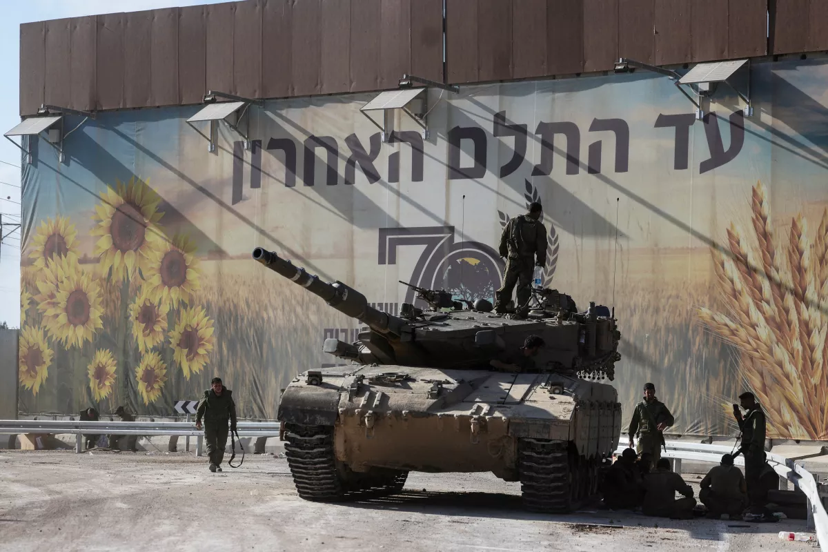 Soldados israelíes se reúnen en y alrededor de un tanque cerca de la frontera de Israel con la Franja de Gaza, en el sur de Israel el 15 de octubre de 2023.