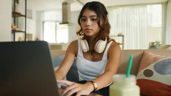 El costo de vida es la principal preocupación de la Generación Z por quinto año consecutivo, según Deloitte.