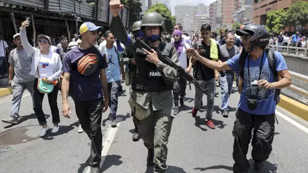Venezuelan National Guard (GNB) members join protesters in Caracas