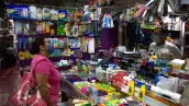 (Mujer comprando útiles escolares en una papelería)
