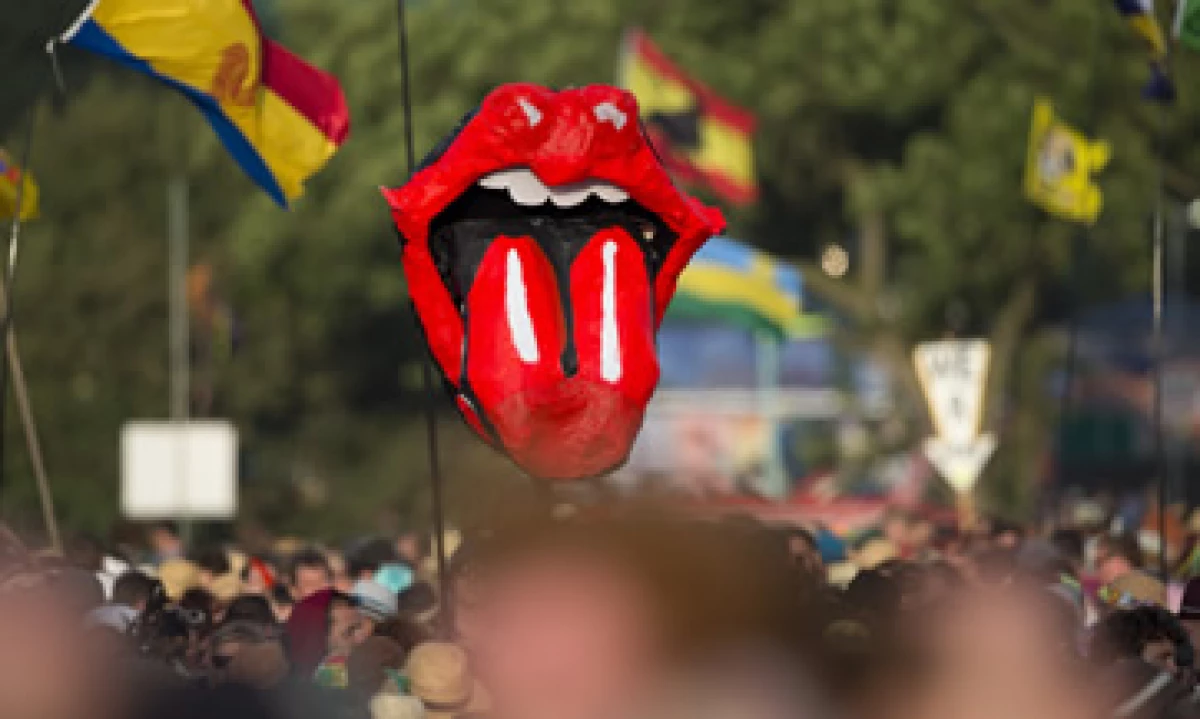 Los Rolling Stones tocaron ante más de 100,000 espectadores en el festival de Glastonbury. (Foto: AP)